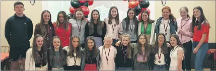  ?? ?? The 2021 St Fanahan’s U14 camogie team, with guests Darragh Flynn and Thea Coleman, celebratin­g their successful year.