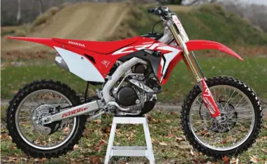  ??  ?? Marche arrière chez Honda avec le retour à une bonne vieille fourche Showa à ressorts sur la 450 CRF 2017. Il y a aussi le nouveau moteur, un démarreur et quelle partie-cycle… !