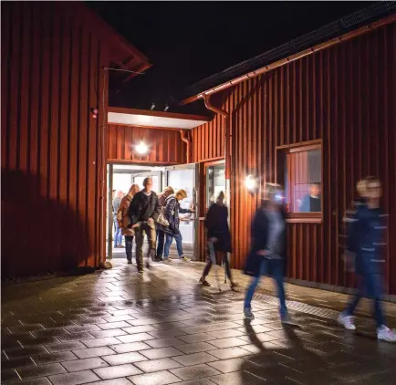  ??  ?? SALONG. Närmare 25 personer var och såg på film tillsamman­s.