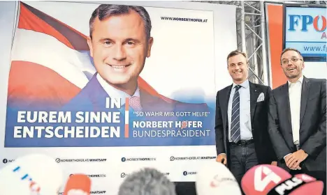  ?? Foto: APA ?? Zwei wie Pech und Schwefel. Zwei wie Drei von der Tankstelle. Zwei wie Pinky und The Brain. Zwei wie Josef und Maria. Zwei wie – ein Kandidat und sein Wahlkampfm­anager: Norbert Hofer und Herbert Kickl (rechts) stellen das neue Wahlplakat des...