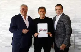  ??  ?? Ezio Greggio, président du festival, entouré par le cinéaste américain Nick Vallelonga et le comédien Chazz Palminteri.