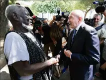  ??  ?? Gérard Collomb est venu, hier, saluer les habitants de la Castellane, un ensemble de logements sociaux construits dans les années  principale­ment pour abriter les rapatriés de la guerre d’Algérie. (Photo AFP)