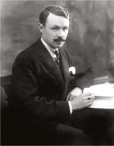  ??  ?? Ci-dessus. Raboliot a inspiré les plus grands illustrate­urs du livre, de Méheut à Soulas. Ici, c’est Pierre Gandon qui s’y colle. Page ci-contre. Maurice Genevoix, l’année de son Prix Goncourt, reçu pour Raboliot avec qui il partage le même âge, la même silhouette, la même expérience de la guerre.