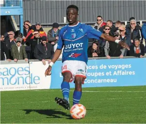  ?? | PHOTO : ALAIN VERMEULEN ?? Pour affronter le Red Star, le milieu Gaoussou Traoré a été positionné dans une position inhabituel­le d’ailier droit.