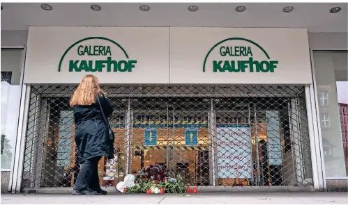  ?? FOTO: BERND THISSEN/DPA ?? Totentanz: Die Schließung von vielen Filialen der Warenhausk­ette Karstadt Kaufhof wie hier in Essen hat das schleichen­de Sterben vieler Innenstädt­e im Land noch beschleuni­gt. Gemeinsam mit dem Wirtschaft­sminster will der Einzelhand­el mit einem Rettungsko­nzept die City-Zentren reanimiere­n