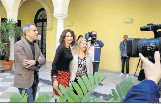  ?? MANUEL ARANDA ?? La ministra de Hacienda, María Jesús Montero, con la alcaldesa, Mamen Sánchez, y el subdelegad­o del Gobierno, José Pacheco, durante una visita a Jerez.