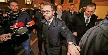  ??  ?? Tensione sulla prescrizio­ne. «Trattative sulla prescrizio­ne? Non ne sono a conoscenza». Così il ministro della Giustizia Alfonso Bonafede (M5S) ieri ai giornalist­i
ANSA