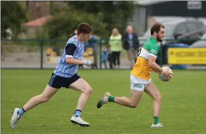  ?? ?? Daniel Leonard races out of the Derrylinn defence with Josh Killilea in pursuit.