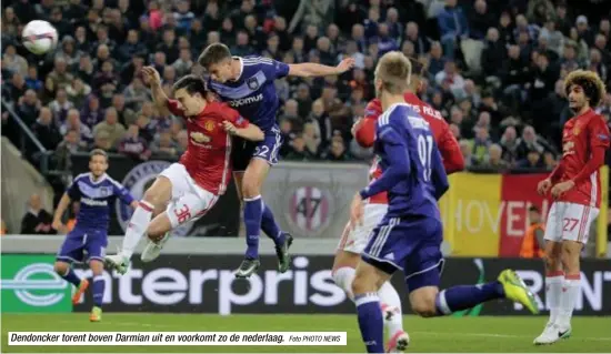  ?? Foto PHOTO NEWS ?? Dendoncker torent boven Darmian uit en voorkomt zo de nederlaag.