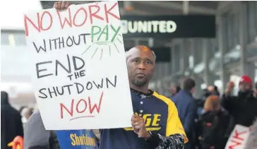  ?? FOTO: AP ?? &gt; Marcus Walker, empleado federal en el aeropuerto de Sacramento, pide poner fin al cierre de gobierno.