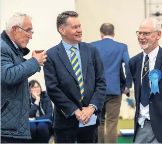  ?? ?? Anticipati­on Councillor­s Crawford Reid, left, and Frank Smith chat with Murdo Fraser MSP