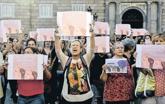  ?? ÀLEX GARCIA ?? La divulgació­n del auto de la Audiencia de Navarra desató ayer mismo concentrac­iones de protesta en las principale­s ciudades. En la imagen, la convocator­ia en la plaza Sant Jaume de Barcelona.