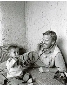  ?? FOTO: JOSÉ NICOLAS ?? Mit „Ärzte der Welt“war Bernard Kouchner 1984 im Einsatz im afghanisch­en Wardak.