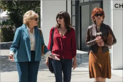  ?? MELINDA SUE GORDON — PARAMOUNT PICTURES VIA AP ?? This image released by Paramount Pictures shows Candice Bergen, from left, Mary Steenburge­n and Jane Fonda in a scene from “Book Club.”