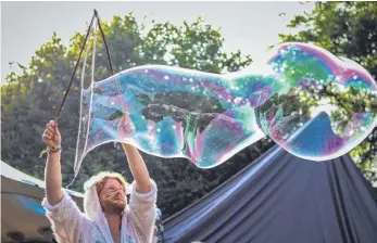  ?? FOTO: INGO BECKER ?? Ein Festival der vielfältig­en Möglichkei­ten und für die ganze Familie gibt es auf dem Schachen in Buttenhaus­en.