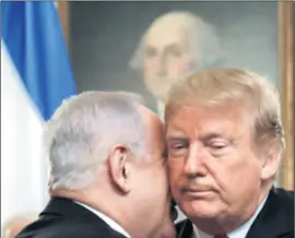  ??  ?? NETANYAHU I TRUMP na predstavlj­anju mirovnog plana koji Izraelu nudi sve, a Palestini gotovo ništa, kako ocjenjuju analitičar­i