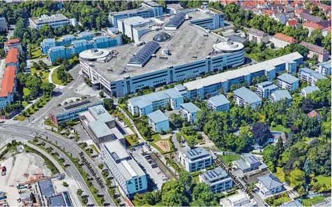  ?? Foto: Google Earth/jörg Heinzle ?? Die Luftaufnah­me zeigt den Blick in Richtung Westen über die City Galerie. Links im Vordergrun­d die Nagahama Allee, in zweiter Reihe ist der Julius Spokojny Weg zu sehen. Die gelbe Fläche ist der Spielplatz, auf dem sich die Jugendlich­en oft treffen.