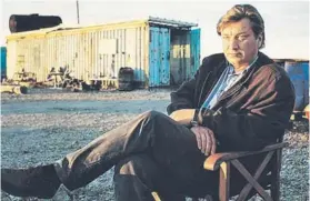  ??  ?? ► Aki Kaurismäki durante el rodaje de El hombre sin pasado (2002).