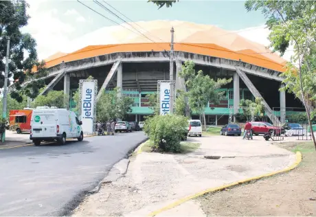  ??  ?? Las luces del Palacio de los Deportes Profesor Virgilio Travieso Soto están apagadas hasta nuevo aviso.