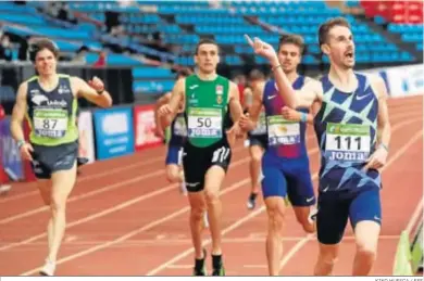  ?? KIKO HUESCA / EFE ?? El atleta Álvaro de Arriba vence en la prueba de los 800 metros de los Campeonato de España bajo techo.