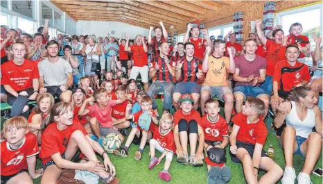  ?? FOTO: PETER SCHLIPF ?? Wo Sportfreun­de Dorfmerkin­gen draufsteht, da ist zurzeit auch Stimmung drin. Beim Public Viewing bei der Auslosung der ersten Runde des DFBPokals platzte das Sportheim Talblick aus allen Nähten.