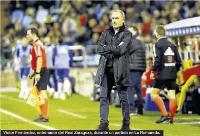  ?? FOTOS: JAIME GALINDO ?? Víctor Fernández, entrenador del Real Zaragoza, durante un partido en La Romareda.