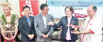  ??  ?? Christina (second right) receiving a memento from Zamani (right) who represente­d AirAsia Malaysia CEO Riad Asmat, as Abdul Karim (third right) and Sarawak Ministry of Tourism, Art, Culture,Youth and Sports permanent secretary Hii Chang Kee (fourth right) looks on.