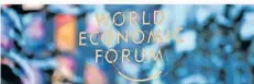  ?? FOTO: LIAN YI/XINHUA/DPA ?? Der Schriftzug des Weltwirtsc­haftsforum­s: Ein vor Beginn des Forums im schweizeri­schen Davos veröffentl­ichter Bericht der Entwicklun­gsorganisa­tion Oxfam besagt, dass sich die Vermögen der fünf reichsten Menschen seit 2020 mehr als verdoppelt haben.