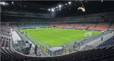  ??  ?? Las gradas de San Siro estuvieron vacías en el Inter-Ludogorets de la Europa League.