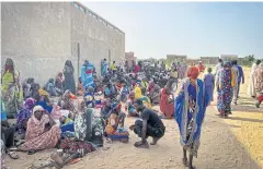  ?? PHOTOS BY REUTERS ?? Sudanese refugees gather as Doctors Without Borders teams assist the warwounded from West Darfur in Adre hospital, Chad.