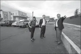  ?? NWA Democrat-Gazette/J.T. WAMPLER ?? County Judge Barry Moehring (right) points east toward Northeast B Street from behind the Benton County Circuit Court building Tuesday with Allie McKenzie, (left) and Chang-Ming Yeh, both of the National Center for State Courts, in Bentonvill­e.