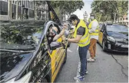  ?? Laura Guerrero ?? La protesta de taxistes, ahir, avançant lents per la Gran Via.