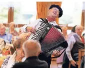  ?? RP-FOTO:
ACHIM BLAZY ?? Lothar Müller, alias Lothar Meunier spielte Akkordeon beim Herbstfest in der „Kleinen Schweiz“.