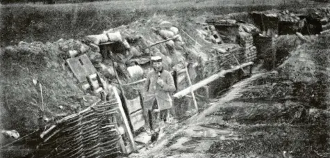  ?? Foto: dpa ?? Ein deutscher Soldat spaziert am 24. April 1915 durch einen Schützengr­aben vor Ypern (Belgien) in Westflande­rn. Einigen der Männer, die vor 100 Jahren im Ersten Weltkrieg ums Überleben kämpften, gaben bei einer Lesung im Schulmuseu­m Ichenhause­n Schauspiel­er eine Stimme.