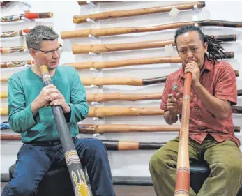  ?? FOTO: STEPHAN BRÜNJES ?? Mr. Sanshi (re.) stammt zwar ursprüngli­ch aus Japan, beherrscht mittlerwei­le aber perfekt das Didgeridoo-Spiel und bringt es in Australien nahe Perth auch Touristen bei.