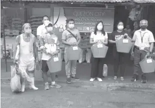  ?? PHOTO COURTESY LOCAL GOVERNMENT OF QUEZON CITY ?? PHOTO shows consumers receiving bags provided by the local government of Quezon City, which aims to discourage the use of single-use plastic bags.