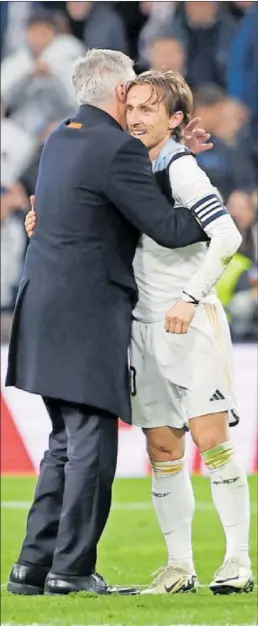  ?? ?? Ancelotti se abraza a Modric al finalizar el partido con el Sevilla.
