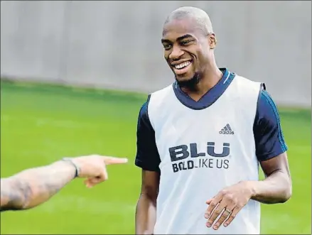  ?? KAI FÖRSTERLIN­G / EFE ?? Geoffrey Kondogbia bromea durante un entrenamie­nto del Valencia en la ciudad deportiva de Paterna