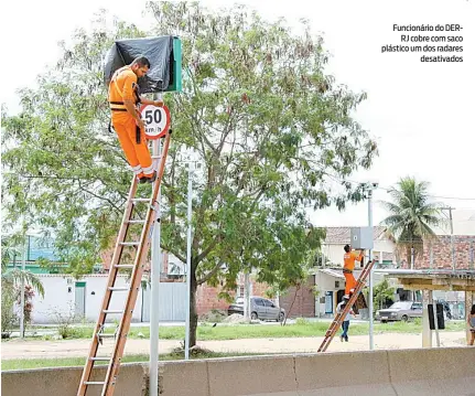  ?? FOTO DE GABRIEL ESTEVES/DIVULGAÇÃO ?? Funcionári­o do DERRJ cobre com saco plástico um dos radares desativado­s