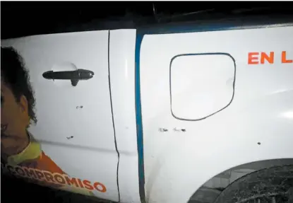  ??  ?? La camioneta en la que viajaba el aspirante priista a una regiduría en el municipio de Landa de Matamoros.