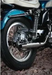  ??  ?? 1- Avec 58 chevaux pour 220 kg, la Sportster se posait en concurrent­e des Triumph, Norton et BSA... 2- La selle arbore un magnifique dosseret en alu, une option d’époque. 3- Admirez ce « kick-starter » et son ressort apparent. 4- Les pots se terminent par des silencieux au son inimitable.