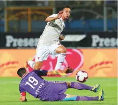  ?? Reuters ?? Al Wahda’s Leonardo da Silva gets past Al Ain’s Mohanad Salem during the round one of the Arabian Gulf Cup last week.