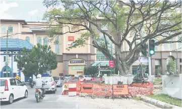  ??  ?? Photo shows Phase 2 works on the Padang Merdeka section of the ongoing Kuching city drainage project.