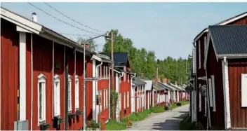  ?? FOTO: STEFFEN TRUMPF/DPA ?? Häuser in typisch schwedisch­em Farbton – auch Schwedenro­t oder Falunrot genannt – stehen im alten Zentrum der Stadt Lulea.