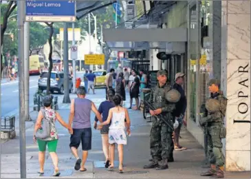  ??  ?? VIGILANCIA. Las presencia estos días de policías y militares en las calles de Río ha aumentado.