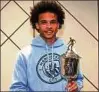  ??  ?? Stolz wie Leroy: Sané mit dem Pokal. Foto: Twitter@pfa