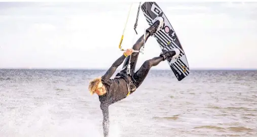  ?? FOTO: KITEWORLDW­IDE ?? Hohe Sprünge in die Luft, das zeichnet das Kitesurfen aus. Der fünffache deutsche Meister Linus Erdmann macht es vor.