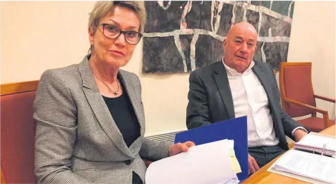  ?? FOTO: ARNE INGEMAR EGGEN ?? VANT IGJEN: Politimest­er Kirsten Lindeberg og ektemannen Sverre Grette ble nektet å kjøpe en toppleilig­het. Nå har de vunnet nok en rettsrunde mot utbygger Scott Nilsen.