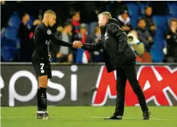  ??  ?? Mbappé es consolado por Solksjaer, tras la eliminació­n de Champions.