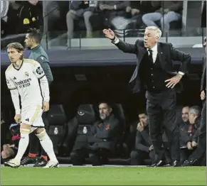  ?? FOTO: JA SIRVENT ?? Ancelotti, dando instruccio­nes al lado de Luka Modric